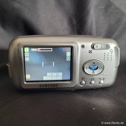 Kompakte silberne Samsung Digimax A400 Y2K-Digitalkamera mit 4.0 Megapixeln, ausfahrbarem Zoom-Objektiv und 2.0 Zoll LCD-Display.