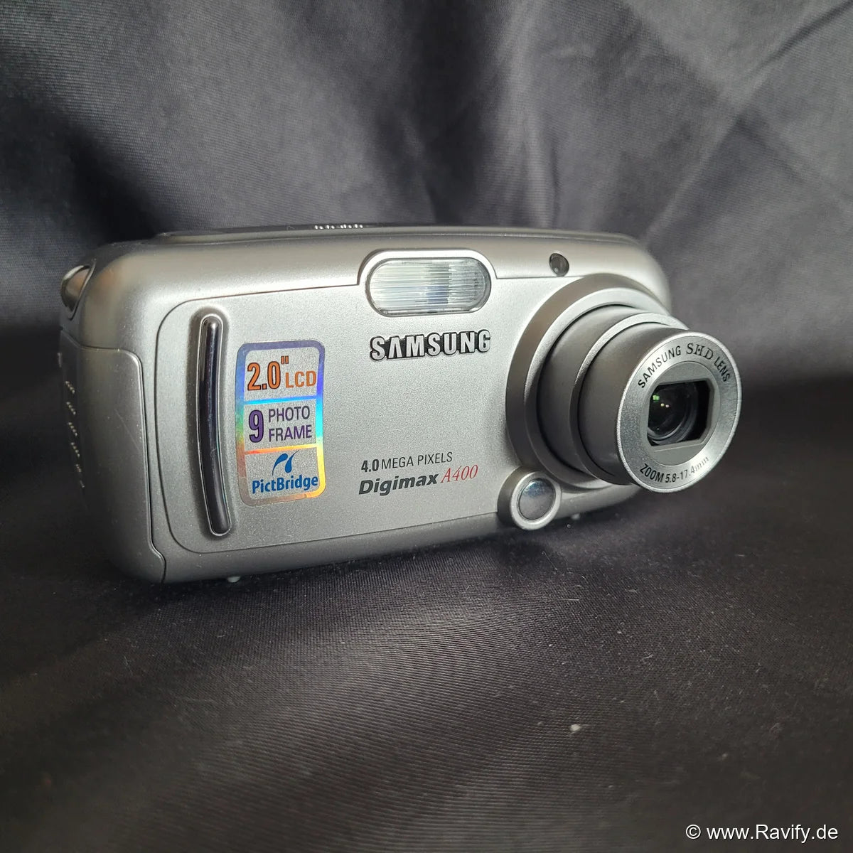 Kompakte silberne Samsung Digimax A400 Y2K-Digitalkamera mit 4.0 Megapixeln, ausfahrbarem Zoom-Objektiv und 2.0 Zoll LCD-Display.