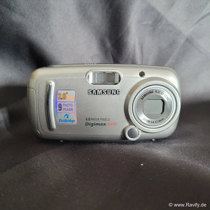 Kompakte silberne Samsung Digimax A400 Y2K-Digitalkamera mit 4.0 Megapixeln, ausfahrbarem Zoom-Objektiv und 2.0 Zoll LCD-Display.