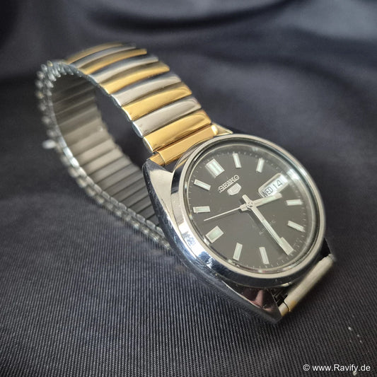 Seiko 5 Automatic Kaliber 7S26-3040 Perspektivansicht mit Bi-Color Zugband