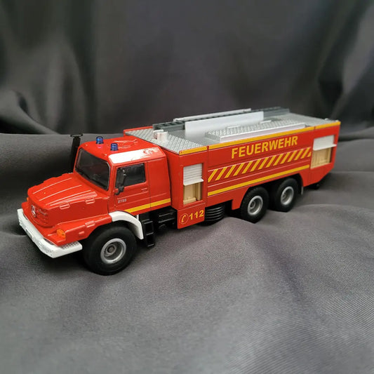 Detailreiches SIKU 2109 Feuerwehrauto auf Basis eines Mercedes-Benz Zetros im Maßstab 1:50.