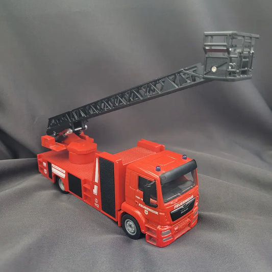 Rote SIKU 2114 Feuerwehr Drehleiter auf MAN TGM Fahrgestell im Maßstab 1:50 mit ausgefahrener Leiter.