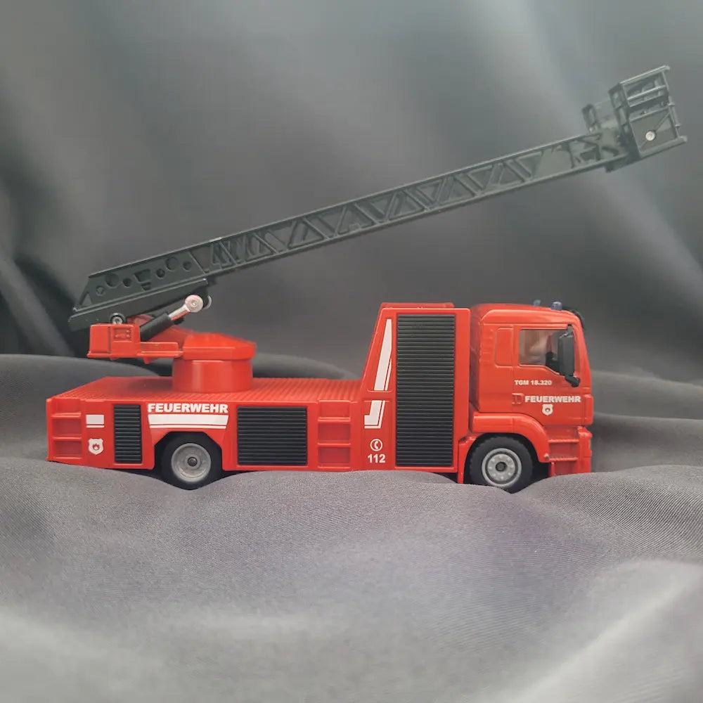 Rote SIKU 2114 Feuerwehr Drehleiter auf MAN TGM Fahrgestell im Maßstab 1:50 mit ausgefahrener Leiter. Seitenansicht rechts.