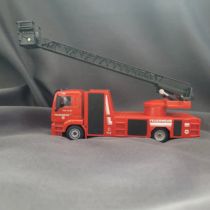 Rote SIKU 2114 Feuerwehr Drehleiter auf MAN TGM Fahrgestell im Maßstab 1:50 mit ausgefahrener Leiter. Seitenansicht links.
