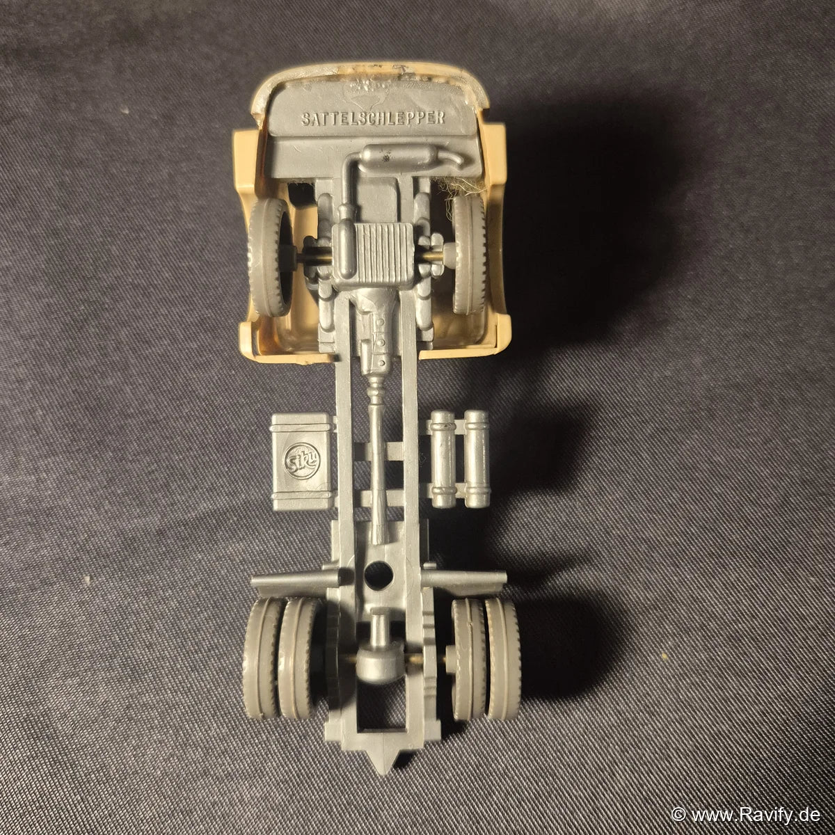 Siku V-Serie V100 Autotransporter Unterboden der Zugmaschine mit Prägung Sattelschlepper