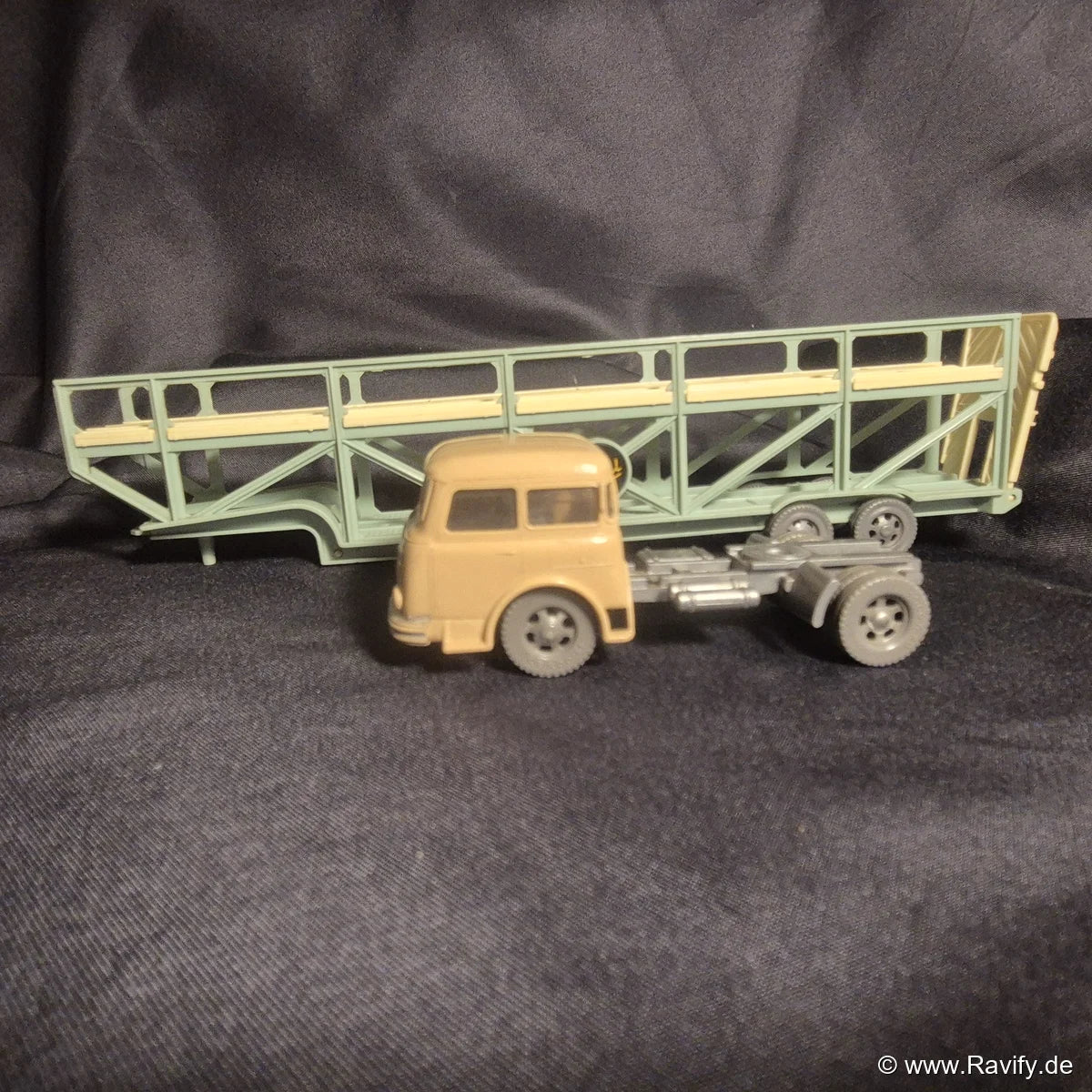 Siku V-Serie V100 Autotransporter Zugmaschine und zweistöckiger Auflieger gekoppelt