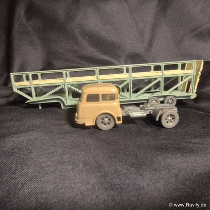 Siku V-Serie V100 Autotransporter Zugmaschine und zweistöckiger Auflieger gekoppelt