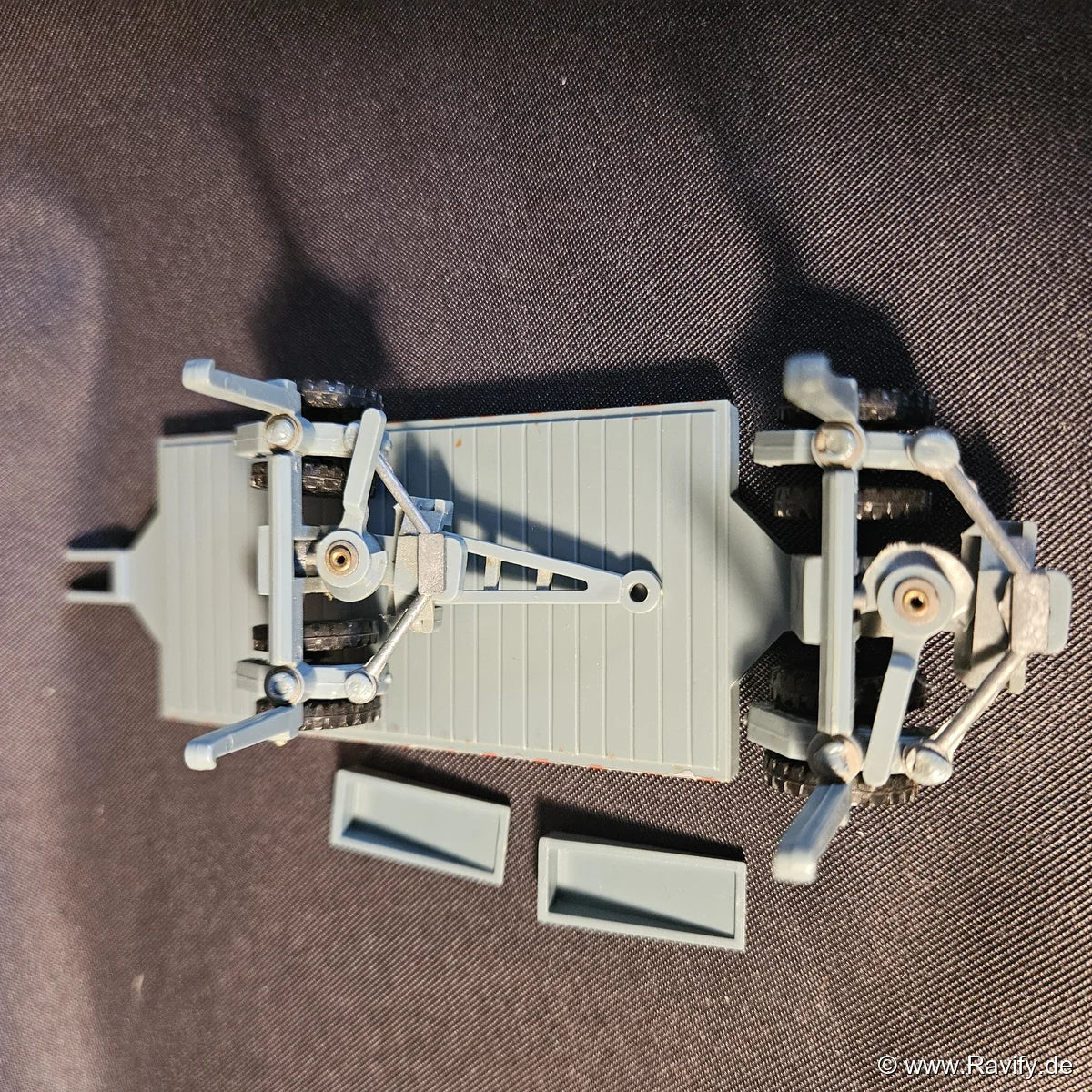 Siku V-Serie V108 Scheuerle Tieflade-Anhänger V120 Detailansicht der Unterseite und Achskonstruktion.