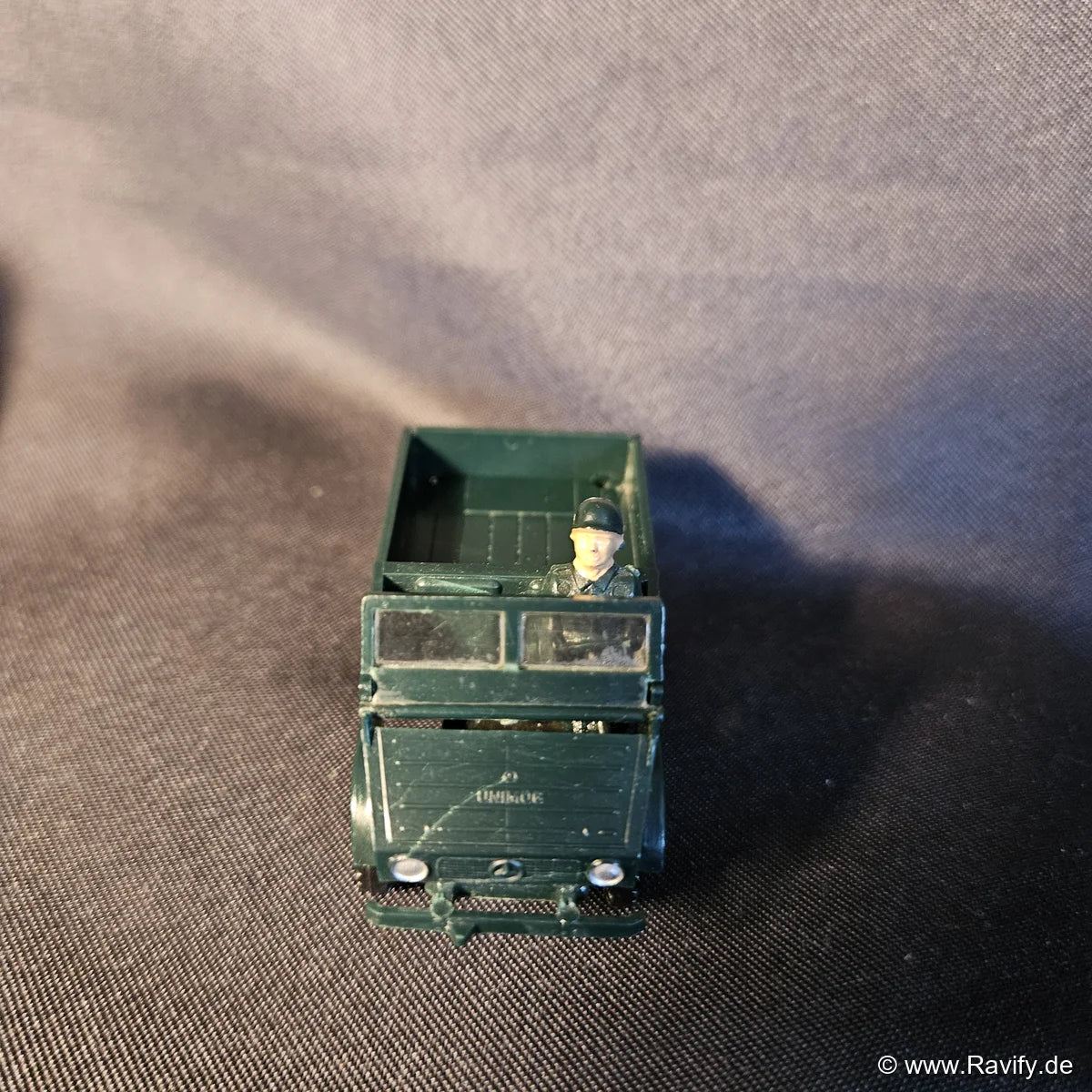 Siku V-Serie V108 Unimog Zugmaschine Frontansicht mit Unimog-Prägung und Fahrerfigur