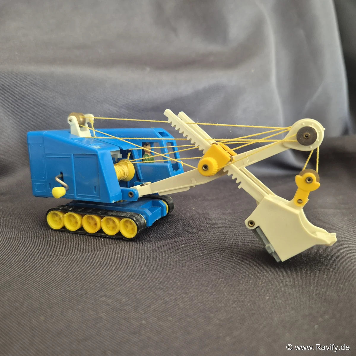 Siku V-Serie V130 Löffelhochbagger Menck M 60 Blau Seitenansicht rechts mit Seilzugmechanik und Fahrerfigur