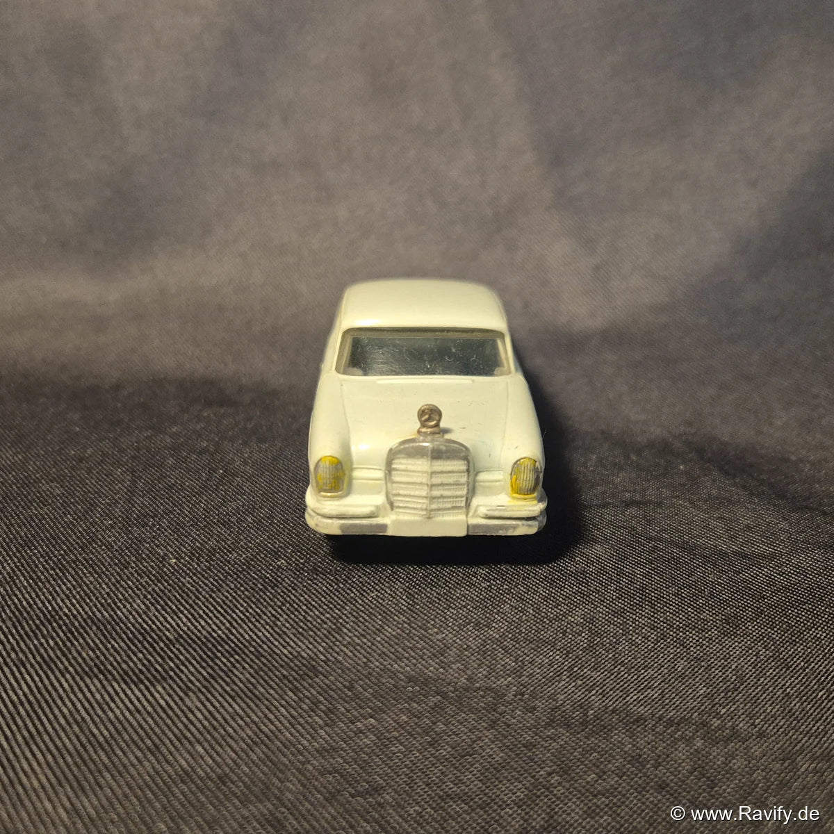 Siku V-Serie V145 Mercedes 220 S Frontansicht mit verchromtem Kühlergrill und Scheinwerfern