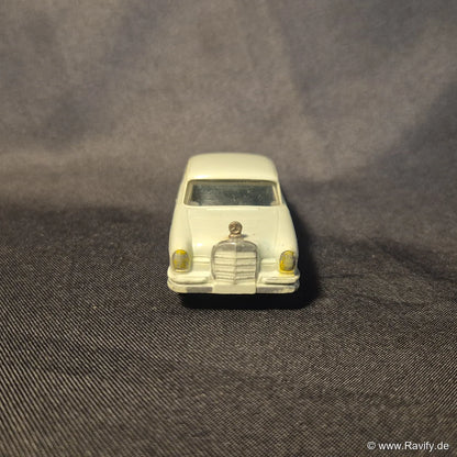 Siku V-Serie V145 Mercedes 220 S Frontansicht mit verchromtem Kühlergrill und Scheinwerfern