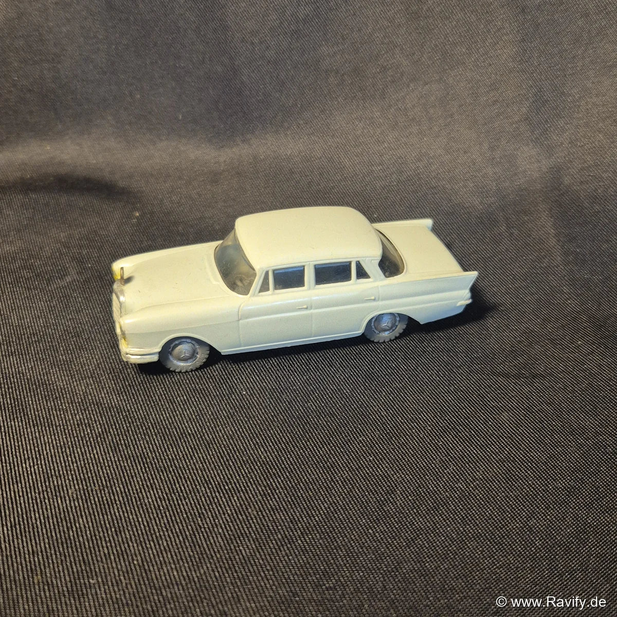 Siku V-Serie V145 Mercedes 220 S Heckflosse Limousine in Hellgrün mit Kühlerstern