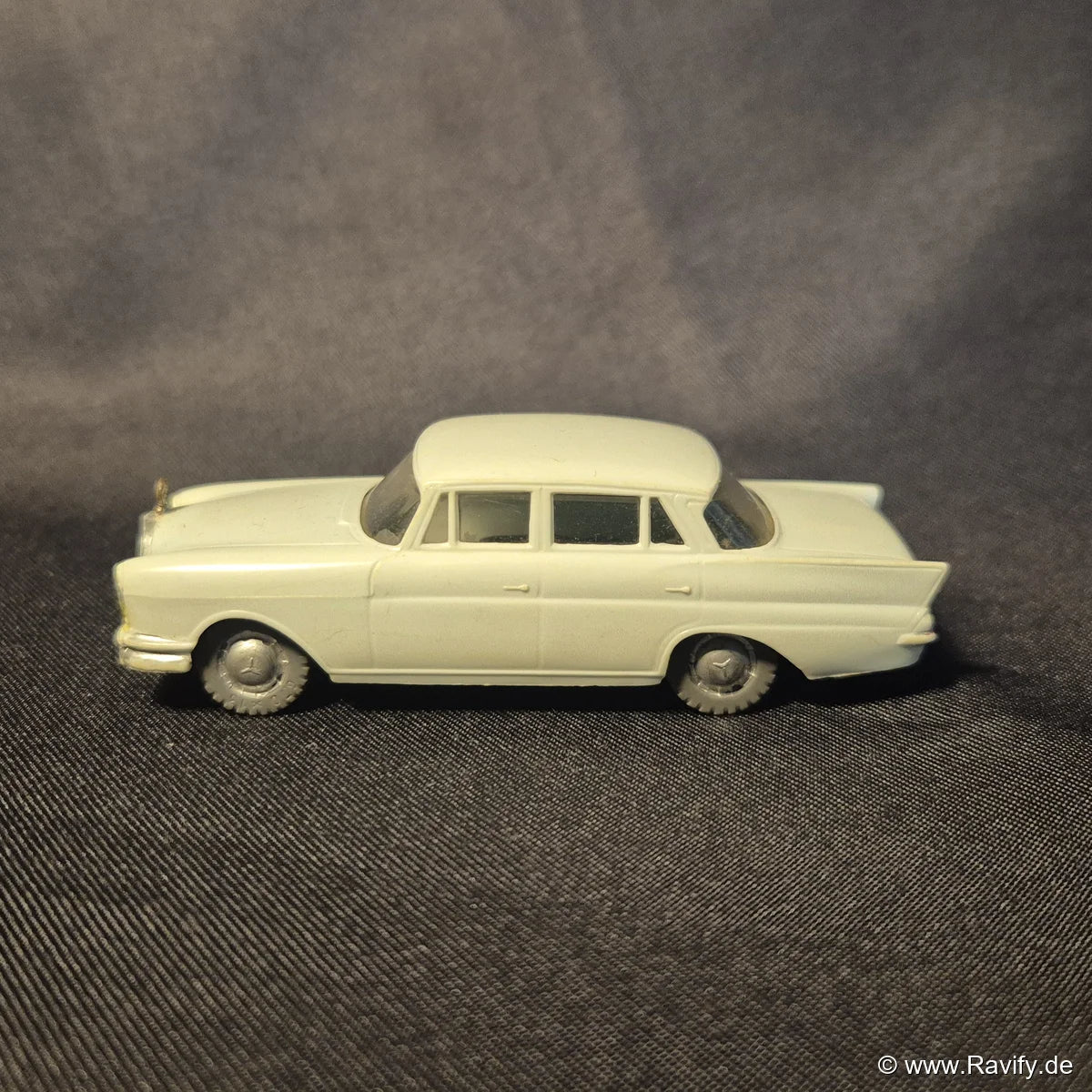 Siku V-Serie V145 Mercedes 220 S Seitenansicht links