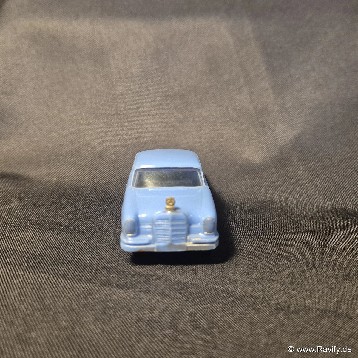 Siku V-Serie V146 Mercedes 220 S Frontansicht in Hellblau mit Kühlergrill und Scheinwerfern