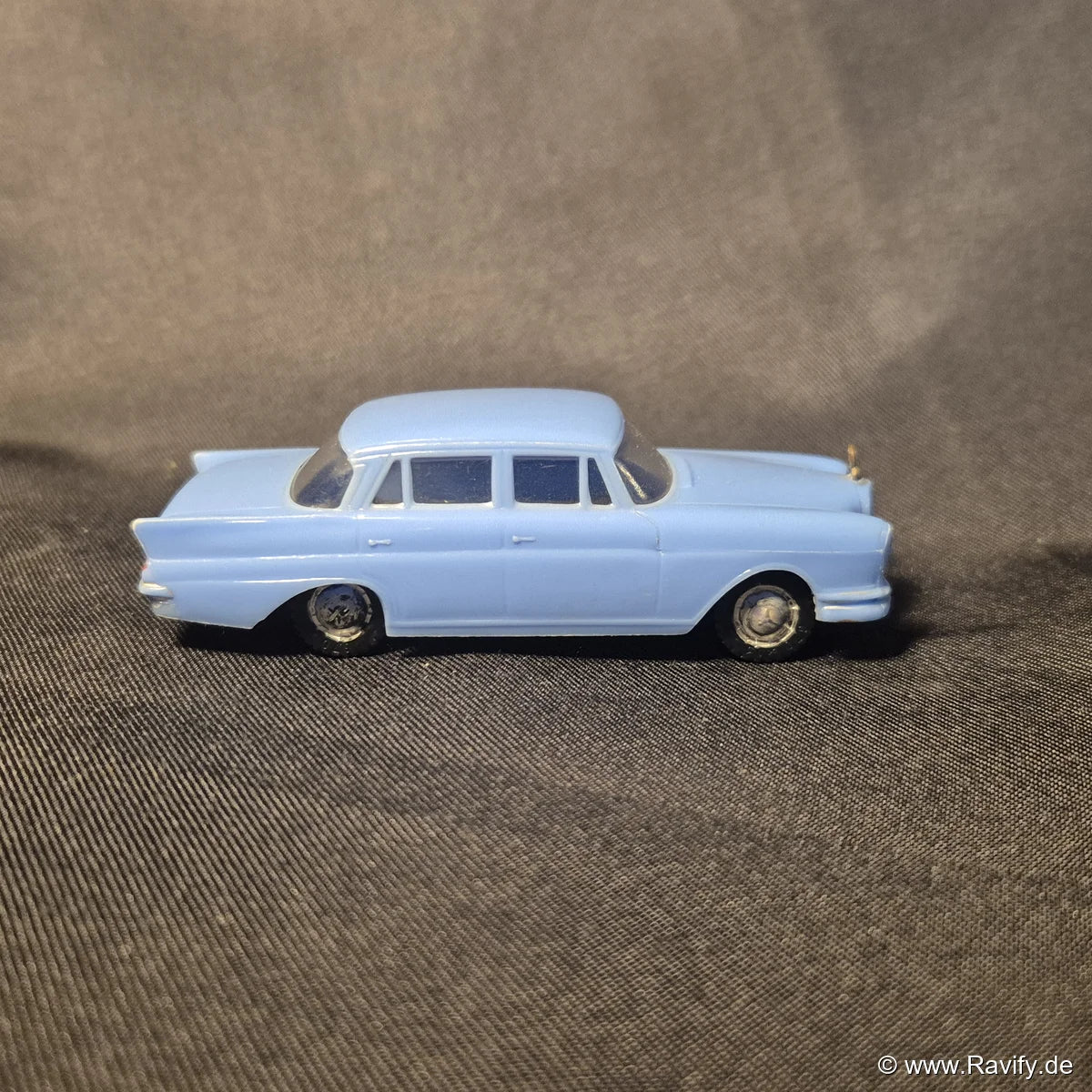 Siku V-Serie V146 Mercedes 220 S Seitenansicht rechts mit prägnanten Heckflossen