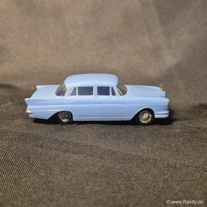 Siku V-Serie V146 Mercedes 220 S Seitenansicht rechts mit prägnanten Heckflossen