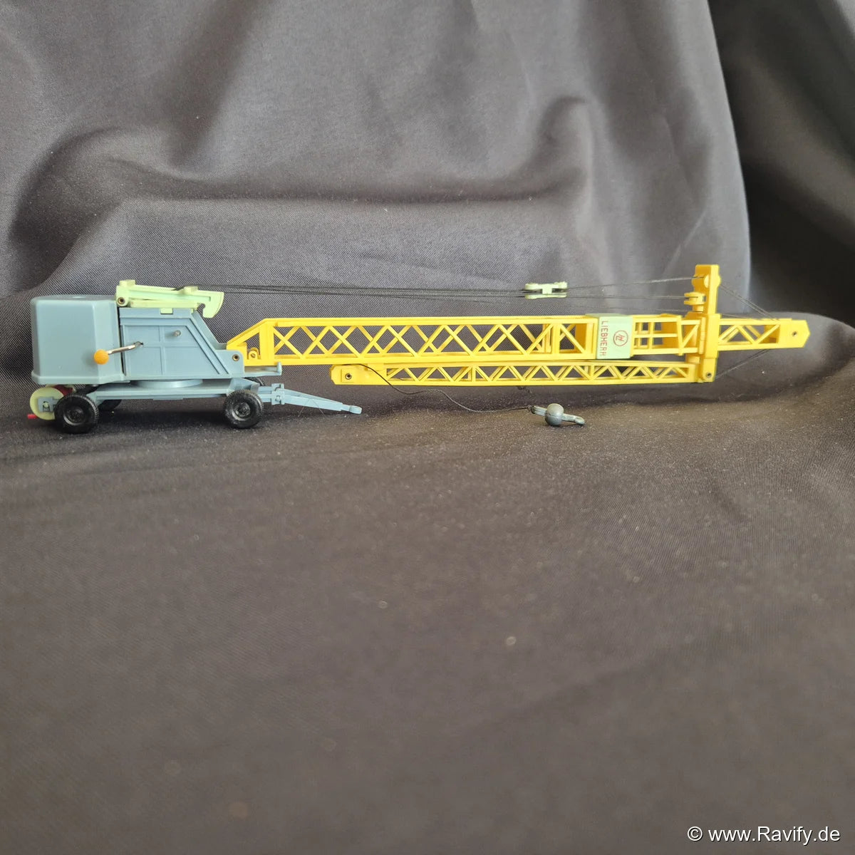 Siku V-Serie V159 Liebherr Turmdrehkran 4 A Seitenansicht links mit Liebherr-Schriftzug