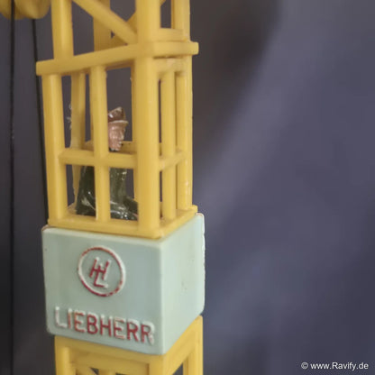 Siku V-Serie V195 Liebherr Turmdrehkran Detailansicht der Gitterkabine mit Kranführer und Liebherr-Logo