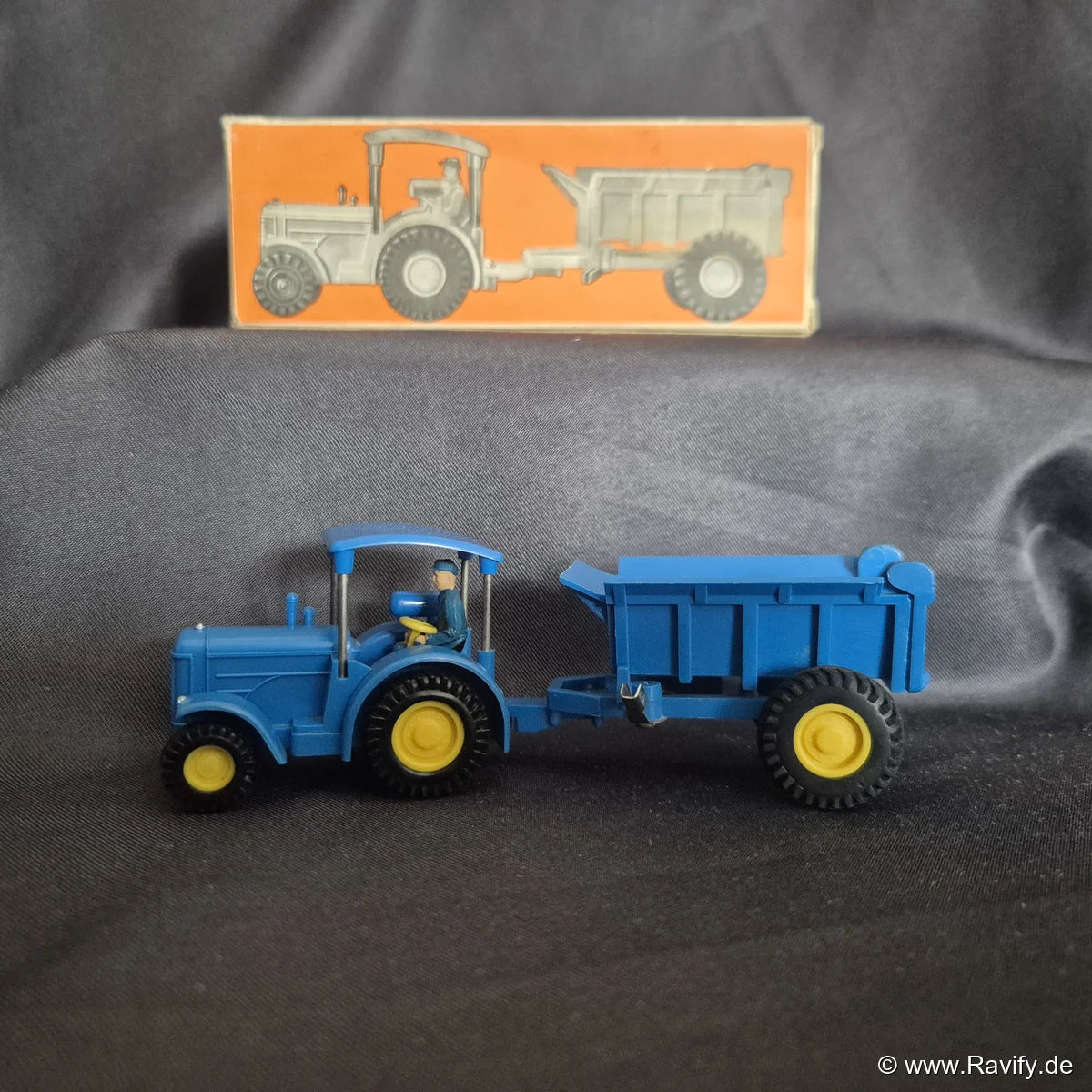 Siku V-Serie V165 Hanomag Baustellenschlepper in Blau mit Rückwärtskipper, Fahrerfigur und Originalschachtel (OVP)