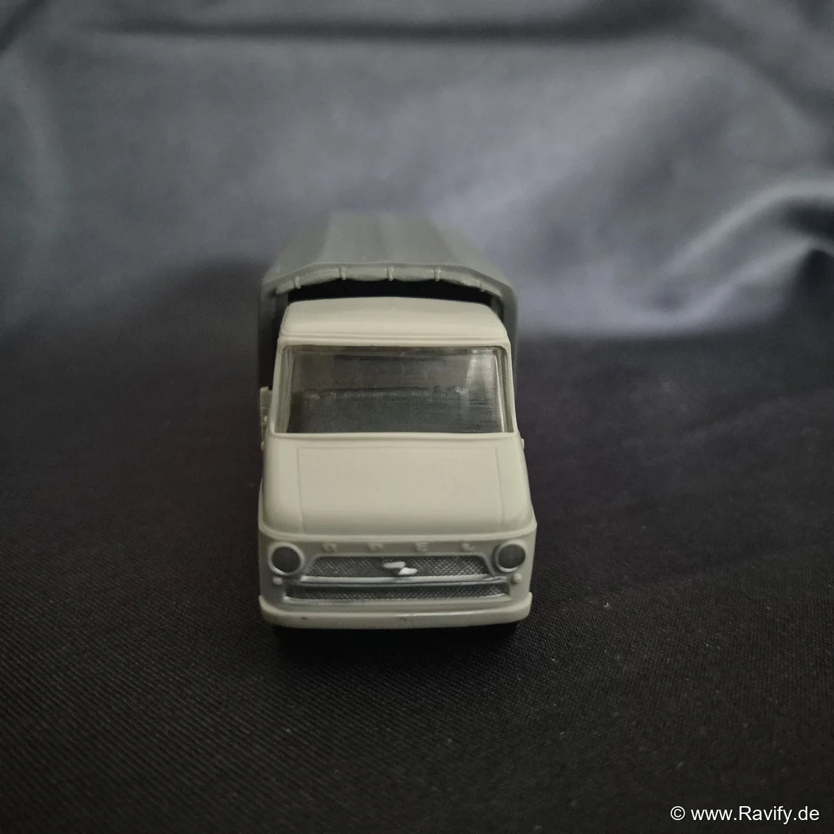 Siku V-Serie V168 Opel Blitz 1960 Frontansicht mit detailliertem Kühlergrill und Blitz-Logo