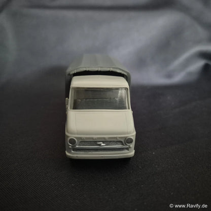 Siku V-Serie V168 Opel Blitz 1960 Frontansicht mit detailliertem Kühlergrill und Blitz-Logo