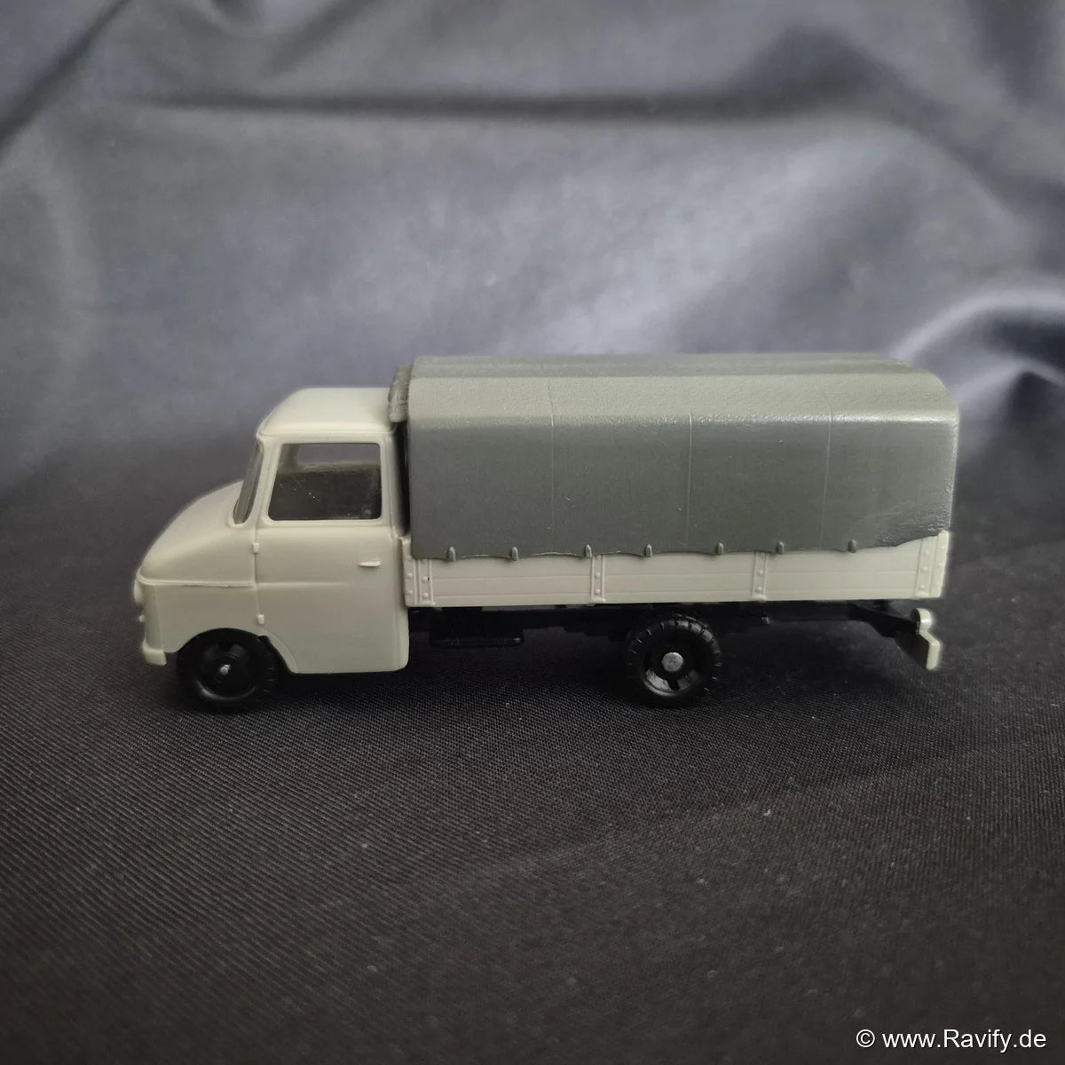 Siku V-Serie V168 Opel Blitz 1960 Seitenansicht links in Grau mit Pritsche und Planenaufbau