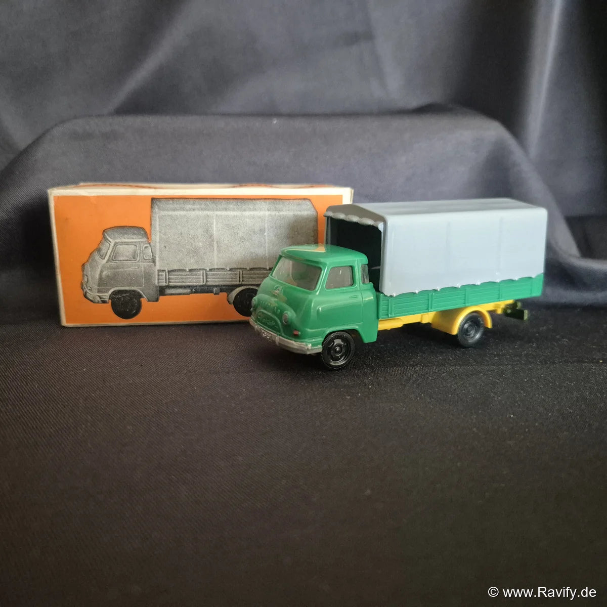 Siku V-Serie V175 Hanomag Markant 3t LKW in Grün mit grauer Plane, gelbem Fahrgestell und Originalschachtel