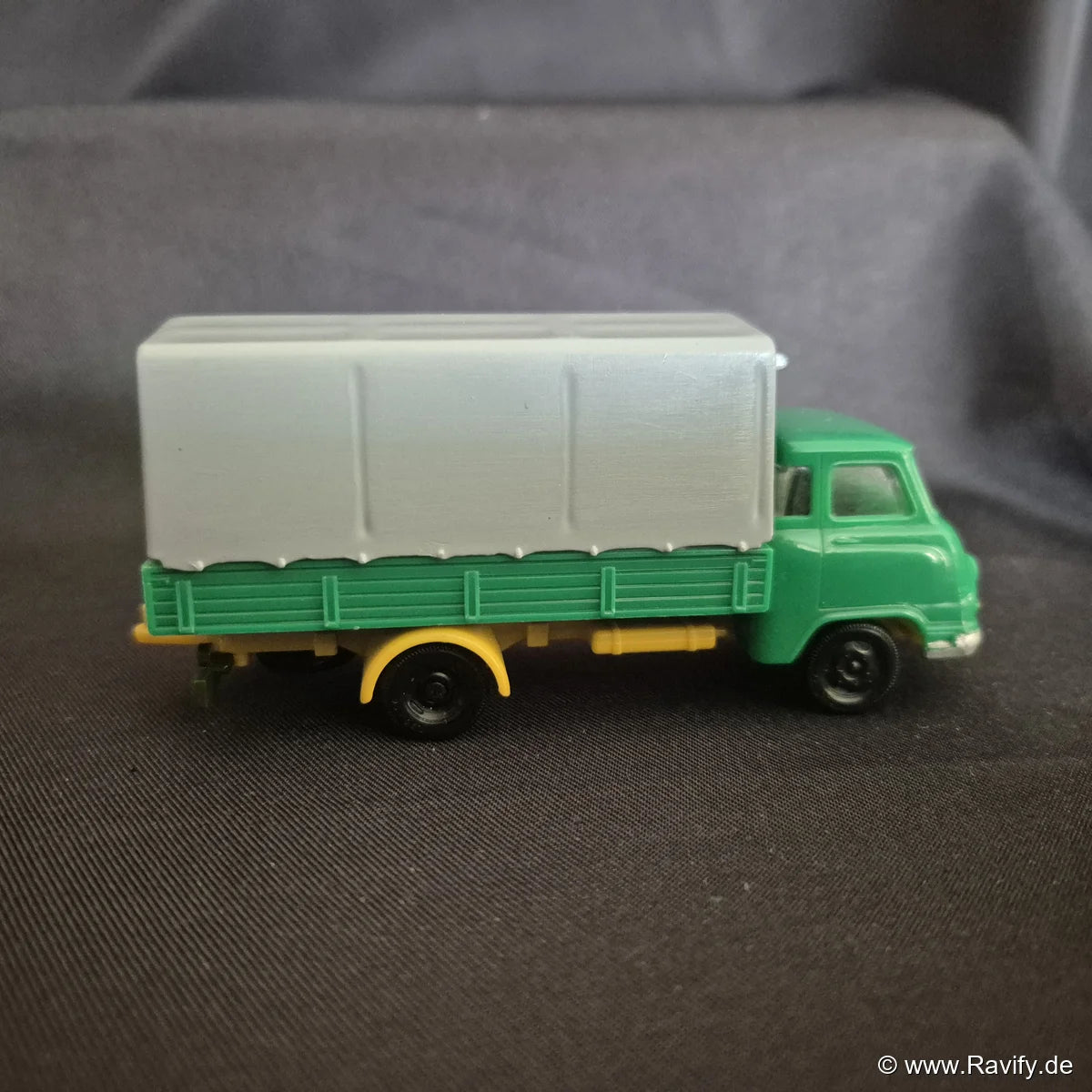 Siku V-Serie V175 Hanomag Markant 3t Seitenansicht rechts in Grün und Gelb mit grauer Plane