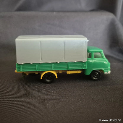 Siku V-Serie V175 Hanomag Markant 3t Seitenansicht rechts in Grün und Gelb mit grauer Plane