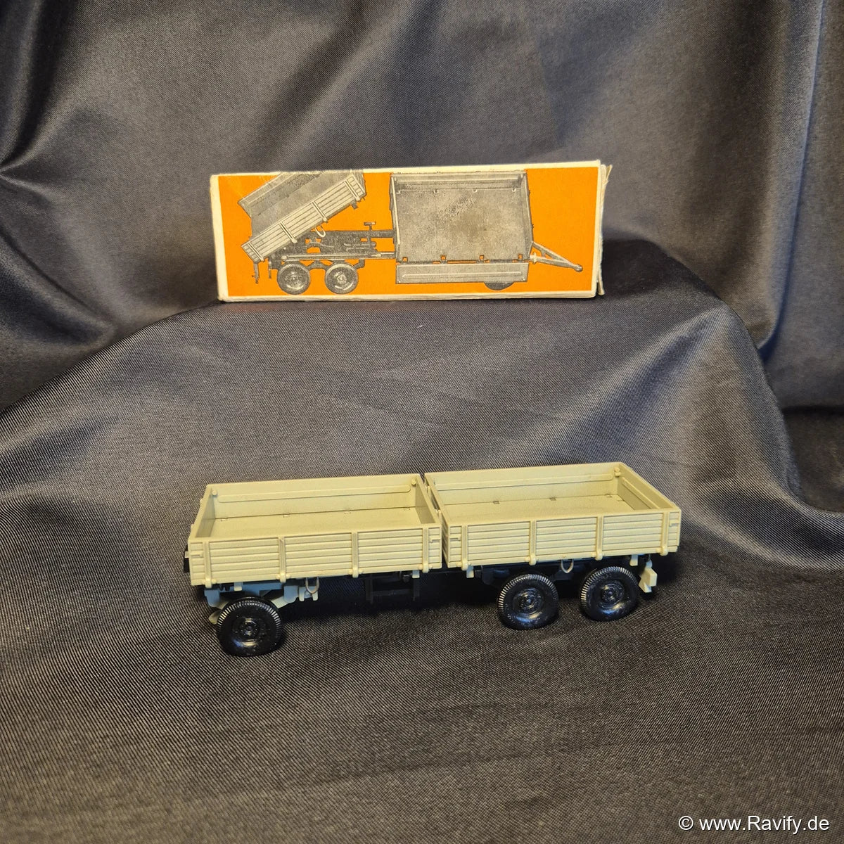 Siku V-Serie V178 3-Achs-Anhänger Allseitkipper in Beige mit schwarzem Fahrgestell und Originalschachtel (OVP)