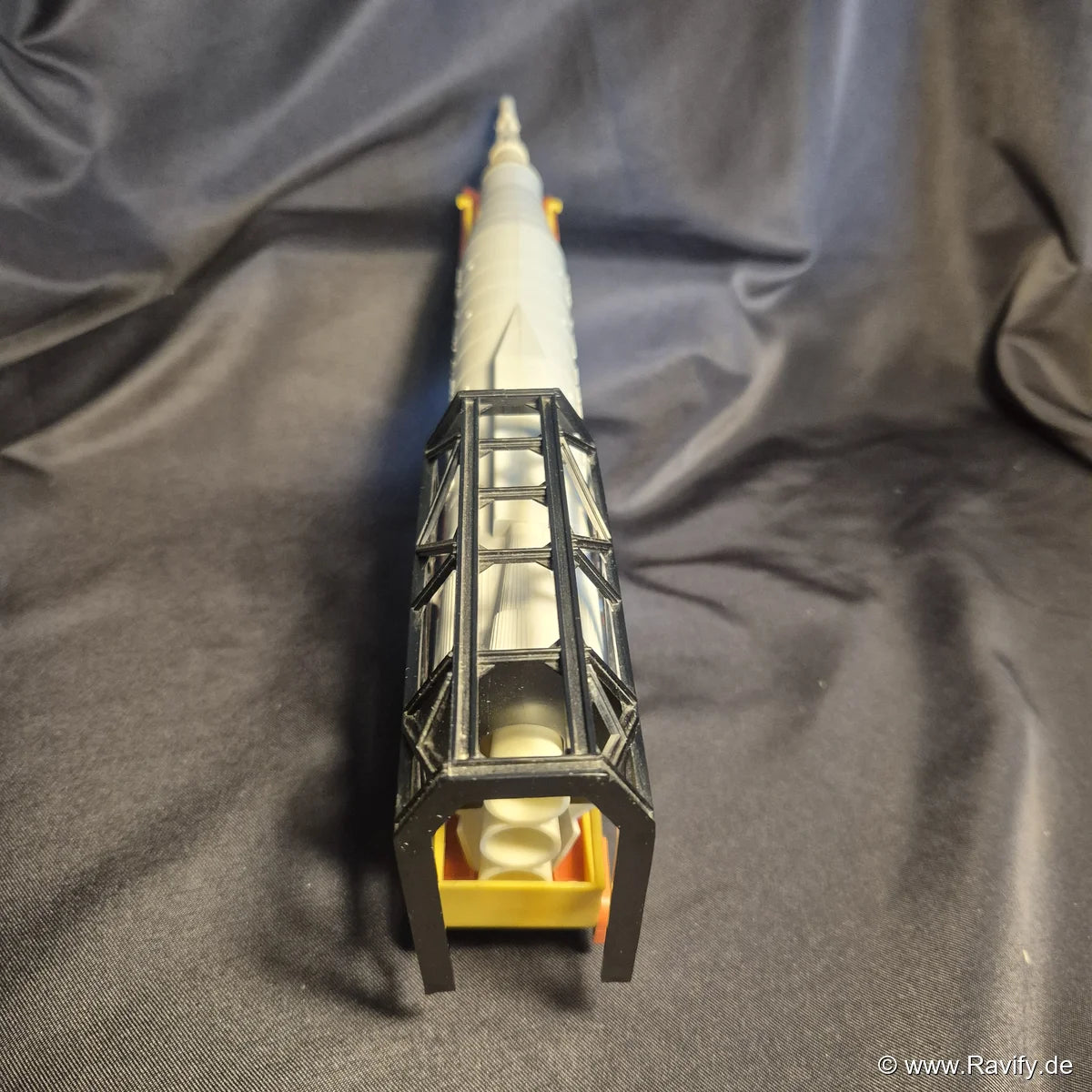 Siku V-Serie V179 Raketentransporter Heckansicht mit schwarzer Gitterkonstruktion und Raketentriebwerken