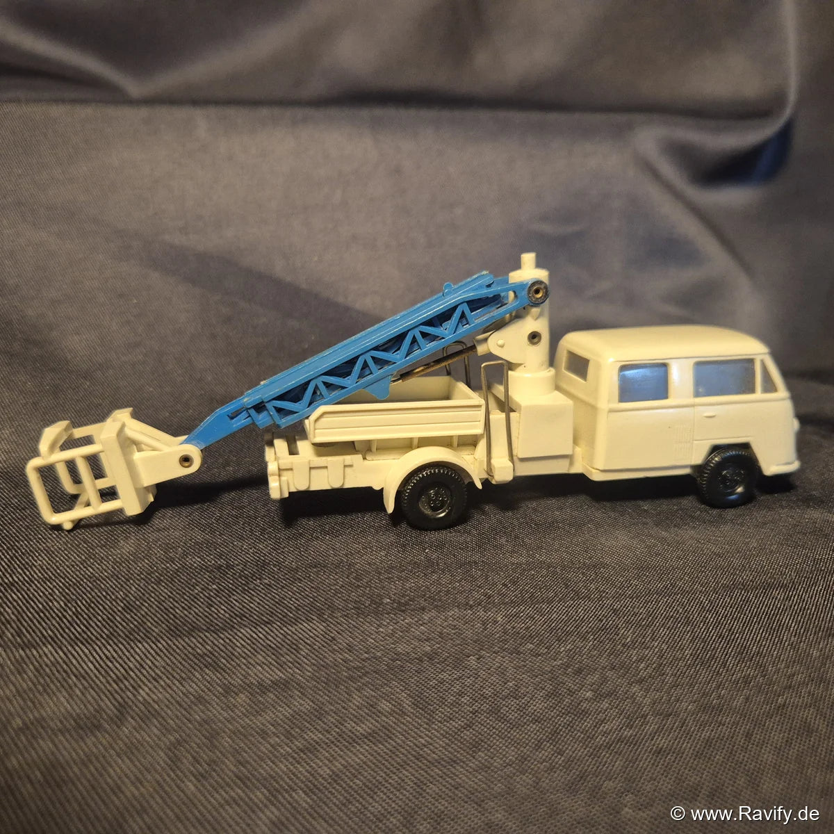 Siku V-Serie V184 Tempo-Matador Doppelkabine Seitenansicht rechts mit abgesenktem Hubarm