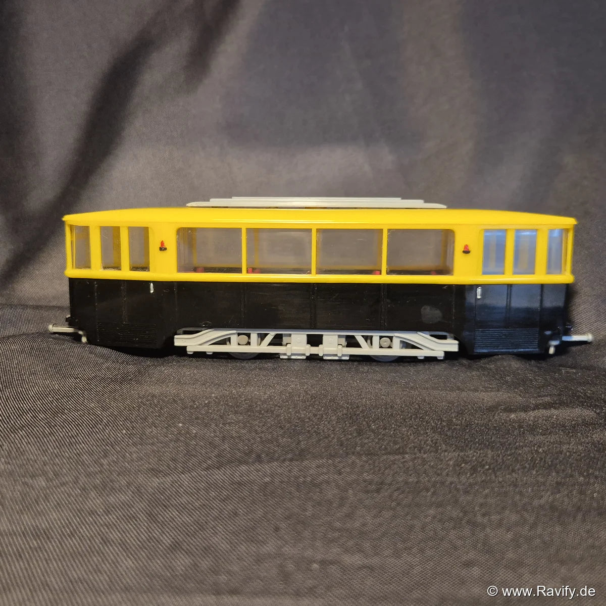 Siku V-Serie V40 Straßenbahn Seitenansicht rechts mit Blick auf den Innenraum