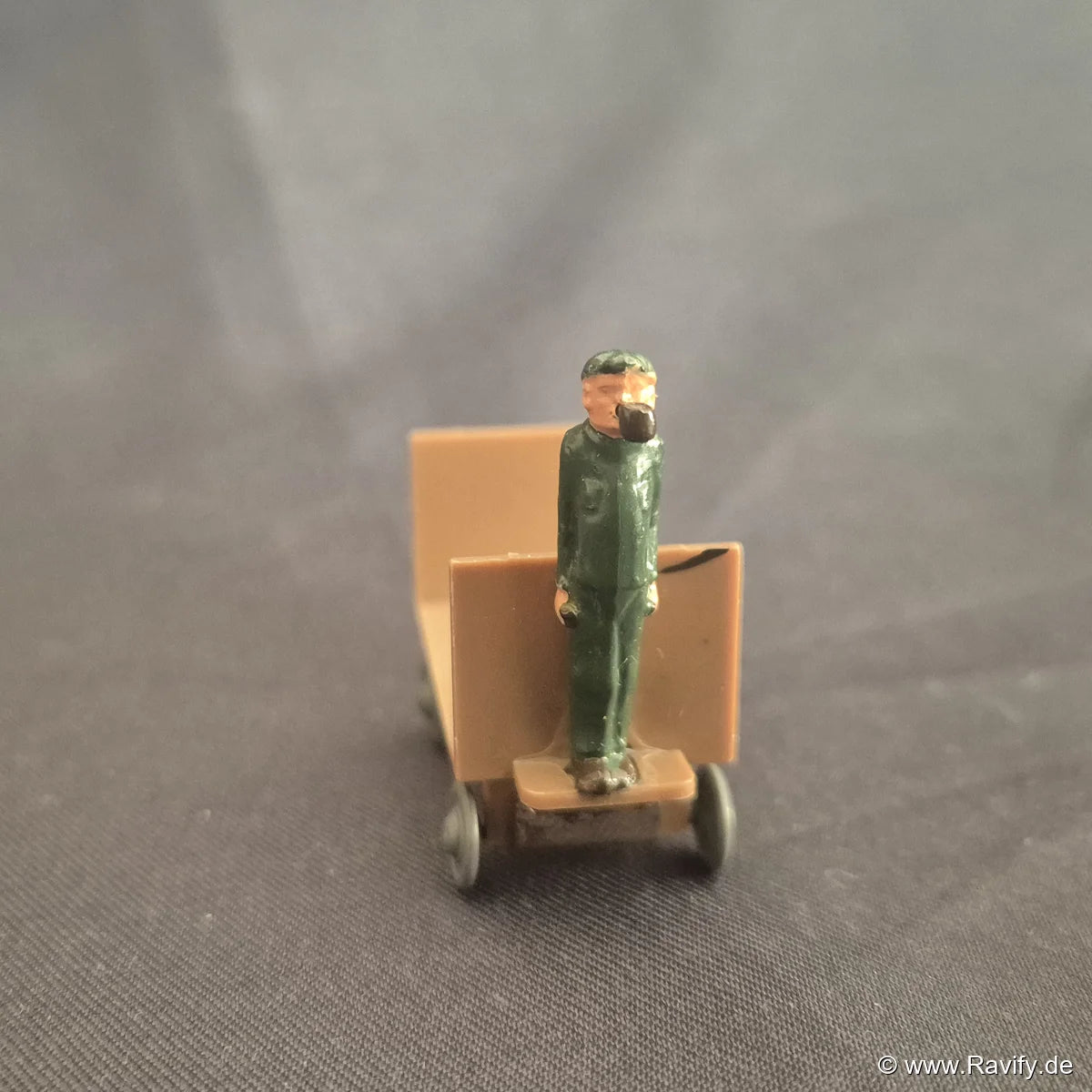 Siku V-Serie V426 Elektrokarren Detailansicht der Fahrerfigur mit im Mund steckender Pfeife