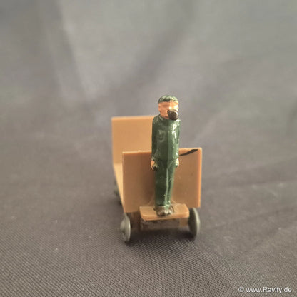 Siku V-Serie V426 Elektrokarren Detailansicht der Fahrerfigur mit im Mund steckender Pfeife