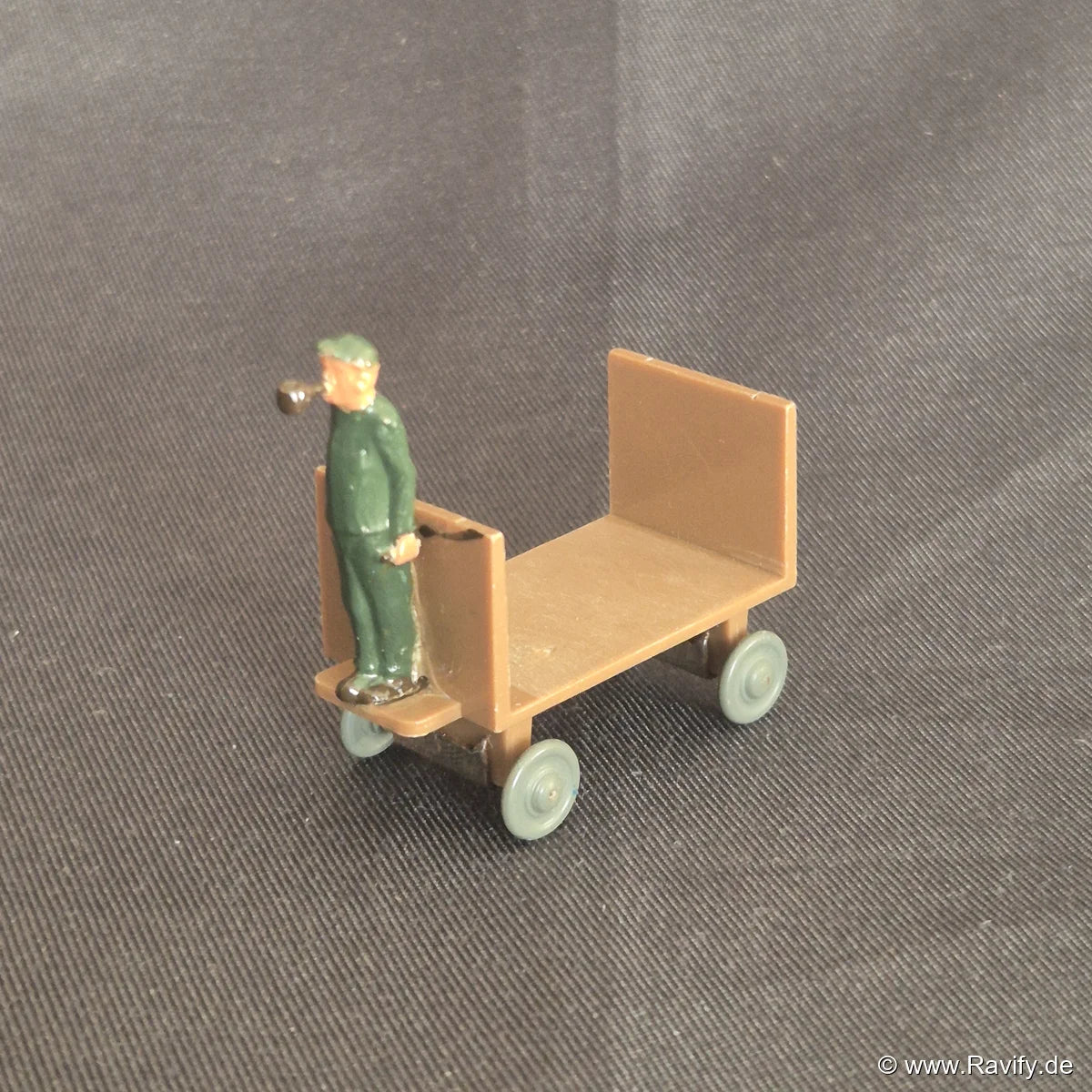 Siku V-Serie V426 Elektrokarren mit Fahrerfigur und Pfeife im Maßstab 1:60