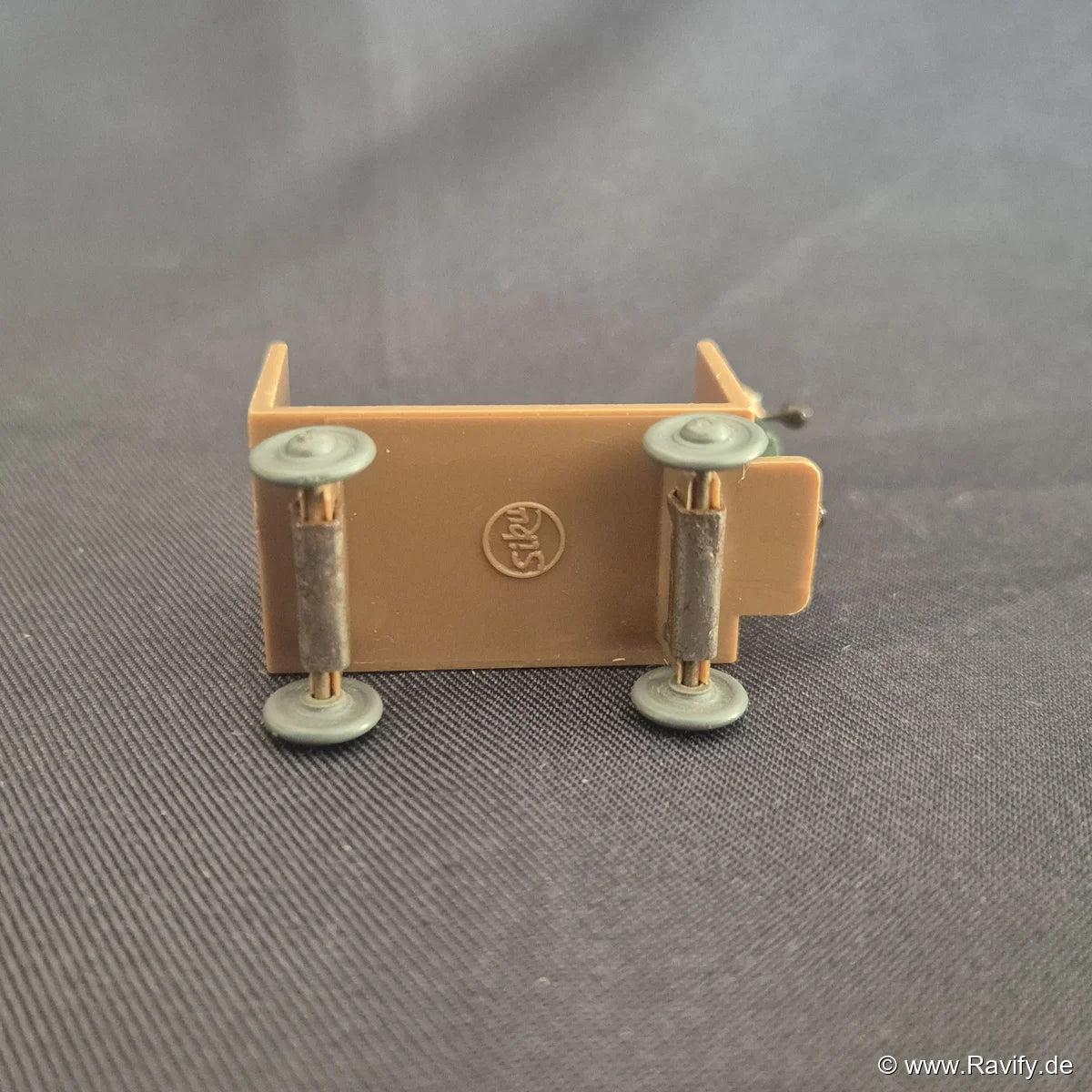 Siku V-Serie V426 Elektrokarren Unterseite mit erhabenem Siku-Logo