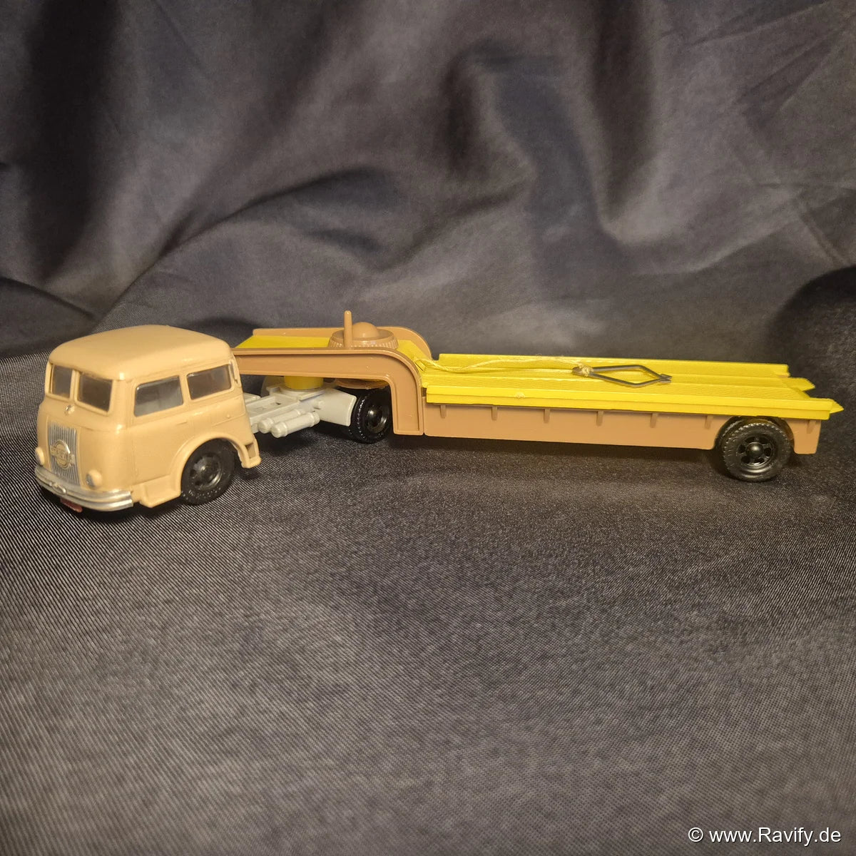 Siku V-Serie V43 Abschleppwagen mit Seilwinde Seitenansicht rechts