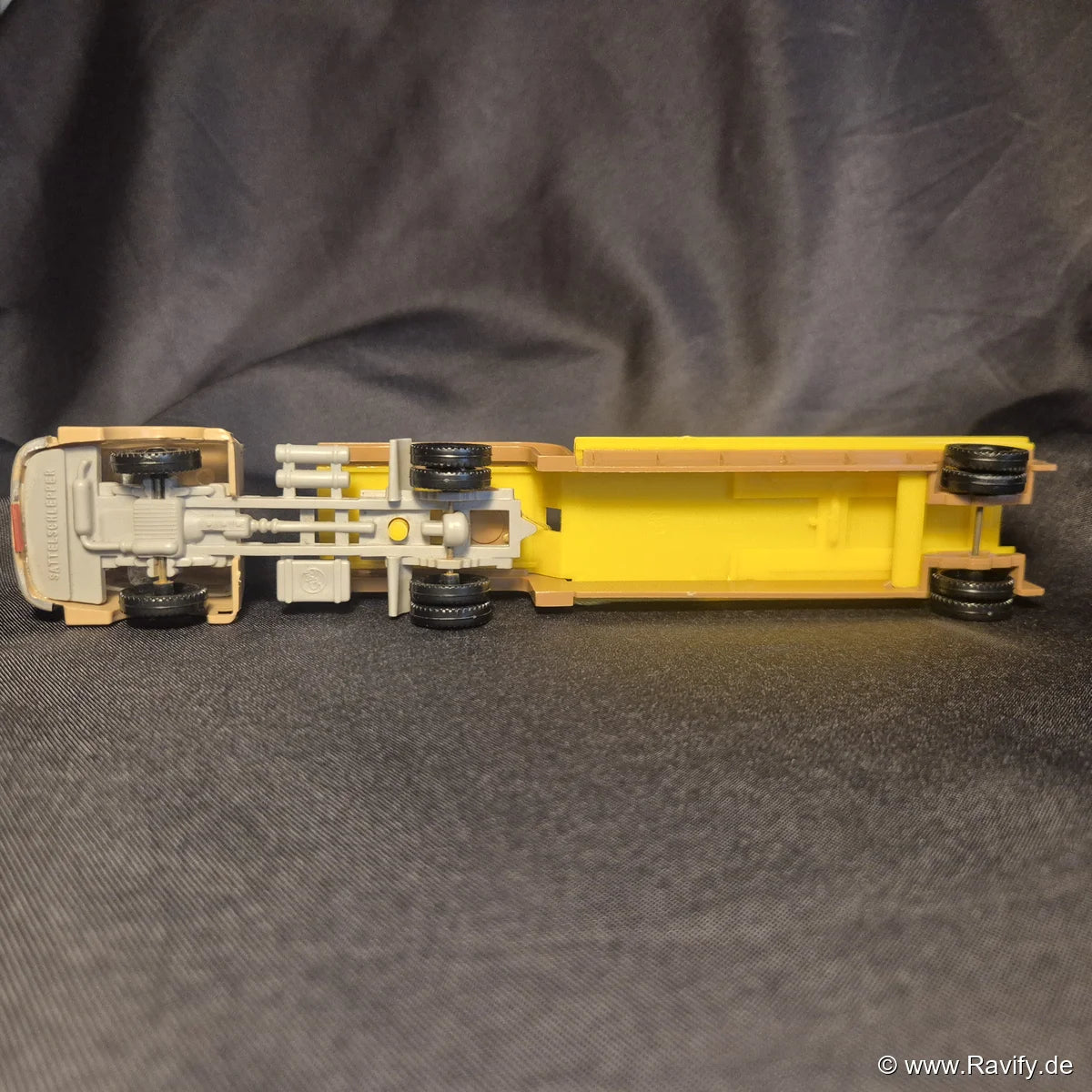 Siku V-Serie V43 Abschleppwagen mit Seilwinde Unterboden mit Prägung Sattelschlepper