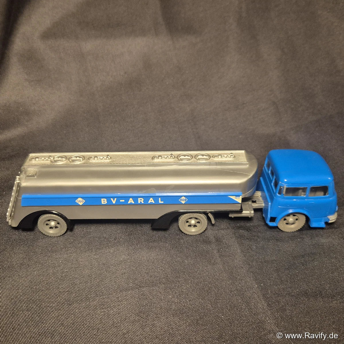 Siku V-Serie V45 Hanomag HS Sattelschlepper Seitenansicht rechts