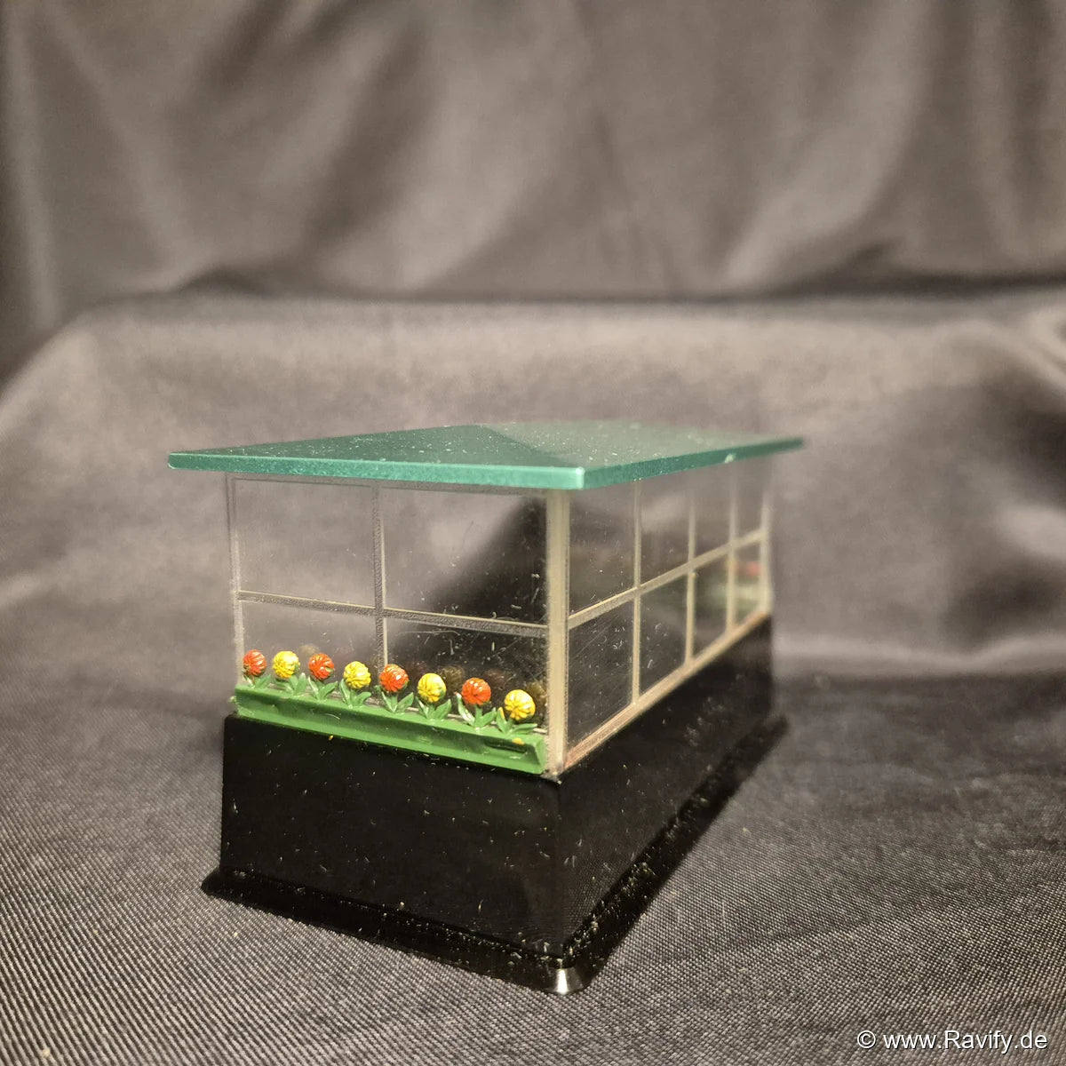 Siku V-Serie V586 Wartehalle Seitenansicht mit bunter Blumenkasten-Verzierung