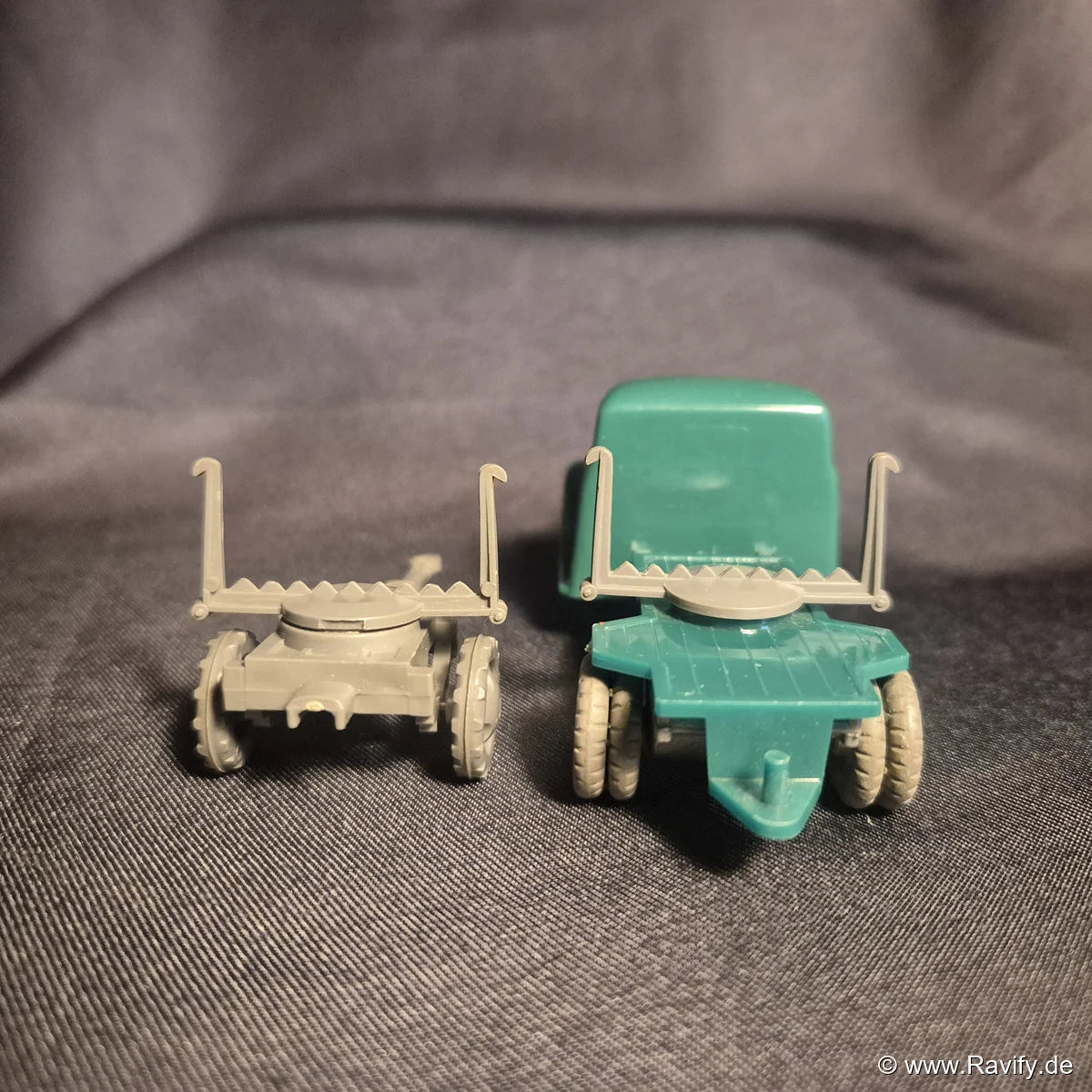 Siku V-Serie V61 Borgward Langholztransporter Rückansicht Rungen und Nachläufer