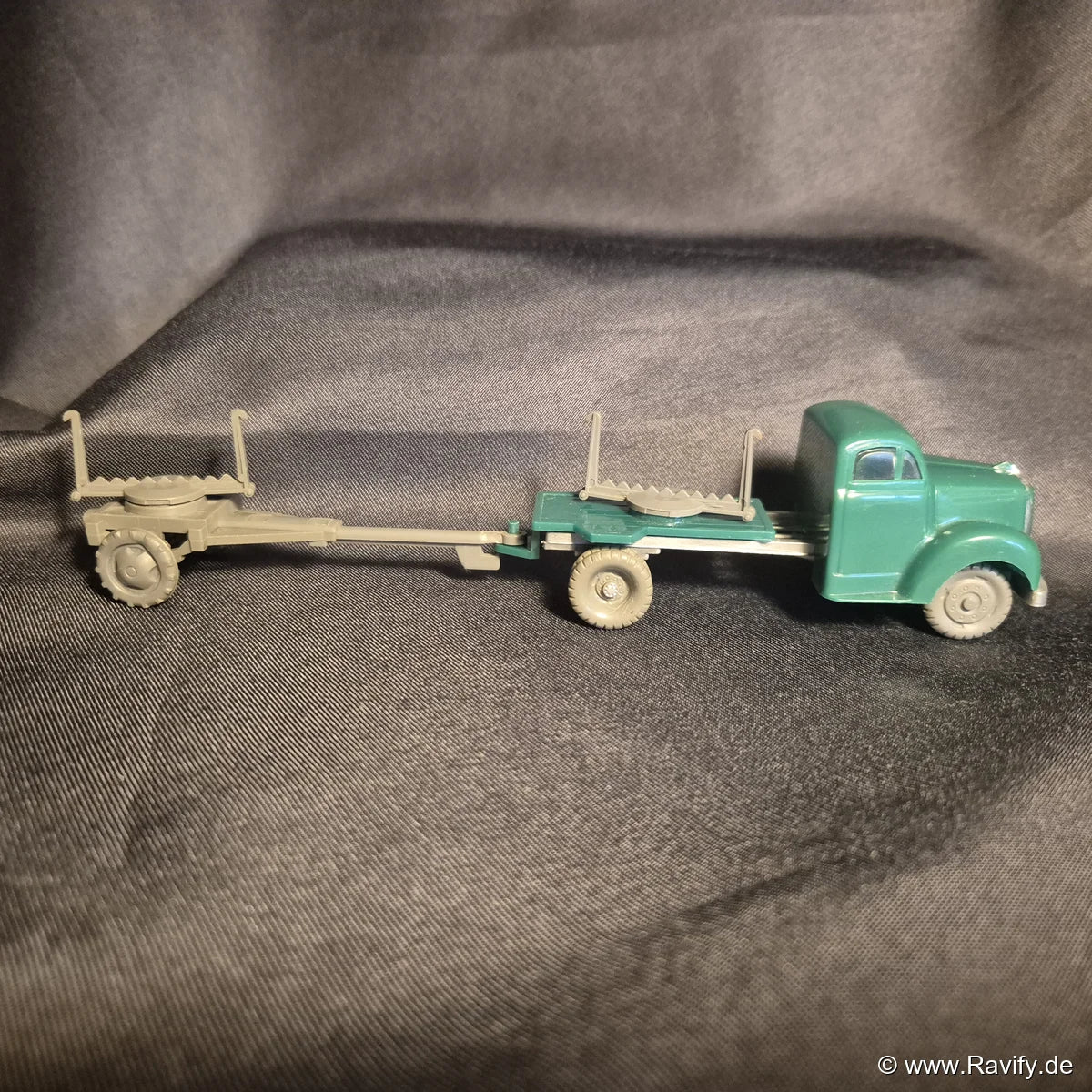 Siku V-Serie V61 Borgward Langholztransporter Seitenansicht mit Nachläufer