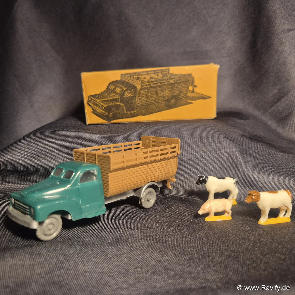 Siku V-Serie V65 Viehwagen in Grün mit Ladeaufbau, Tierfiguren und Originalschachtel (OVP)