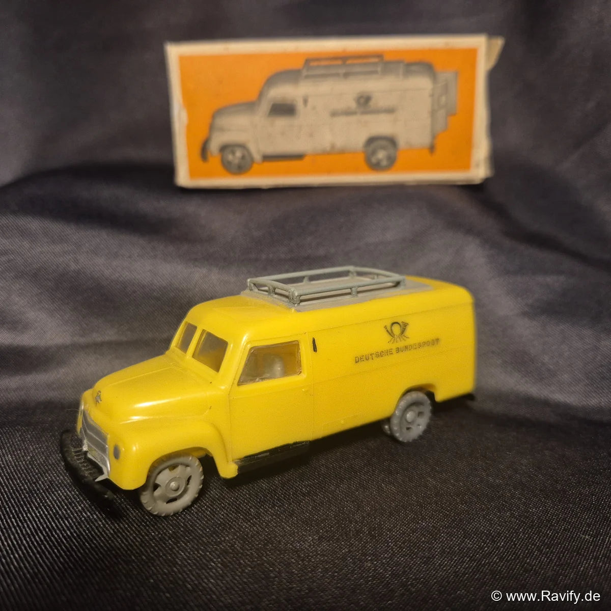 Siku V-Serie V70 Opel Blitz Postwagen in Gelb mit Posthorn-Aufdruck und Originalschachtel (OVP)