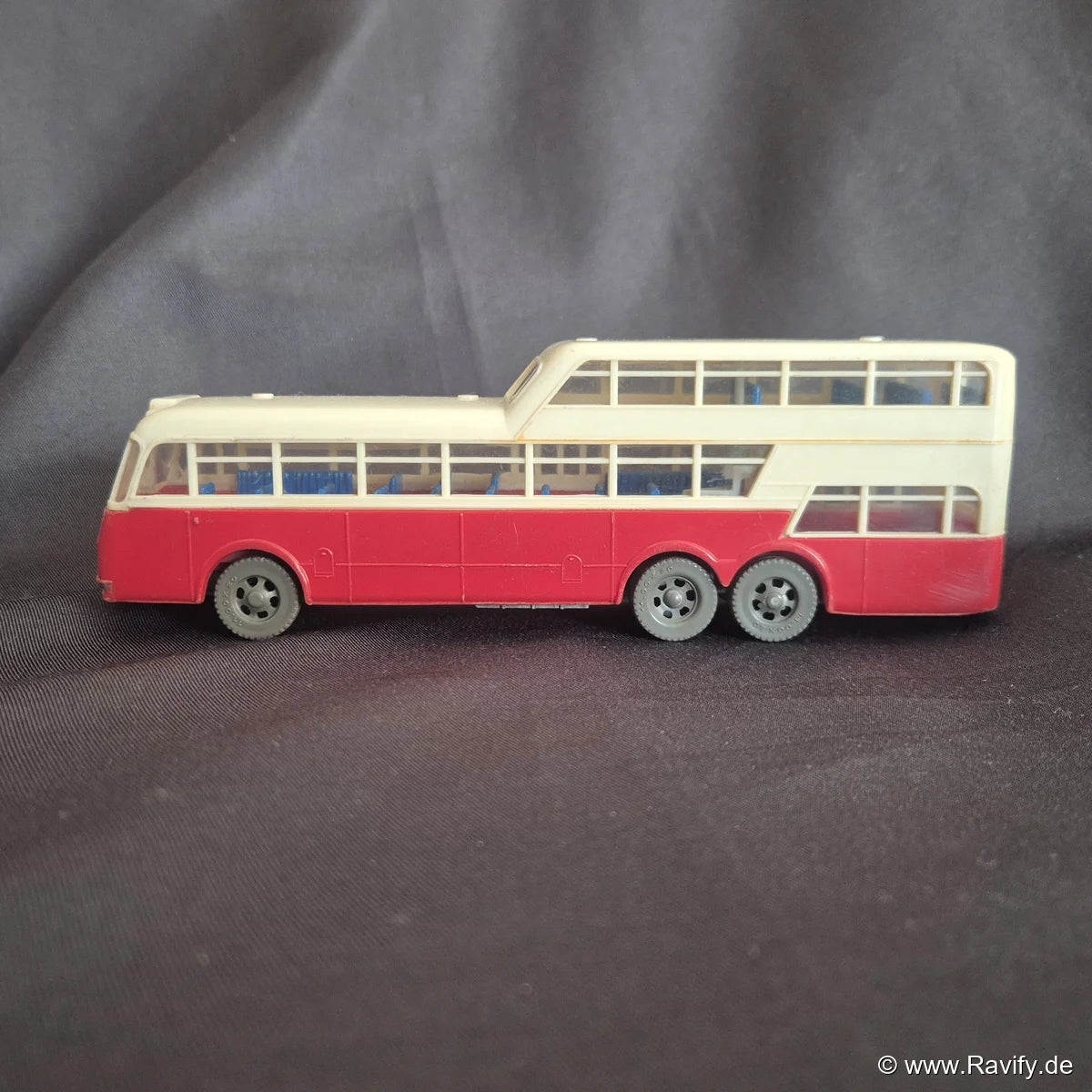 Siku V-Serie V72 Aero Bus Seitenansicht links der charakteristischen Anderthalbdecker-Karosserie mit Doppelachse hinten