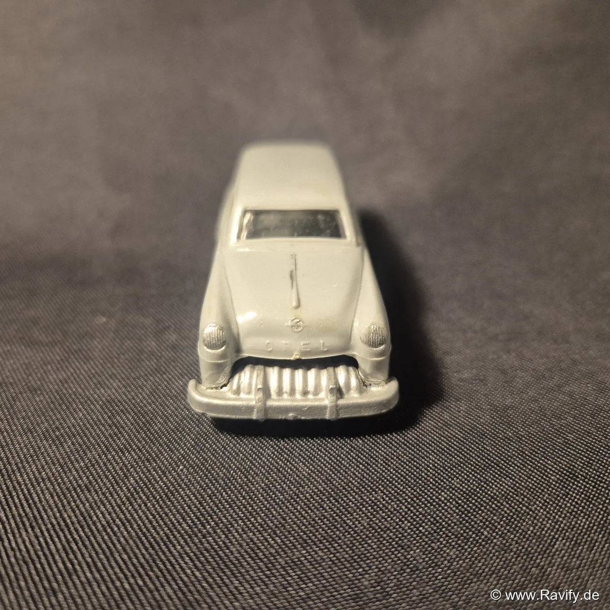 Siku V-Serie V9 Opel Caravan Frontansicht mit prägnantem Kühlergrill und Opel-Schriftzug