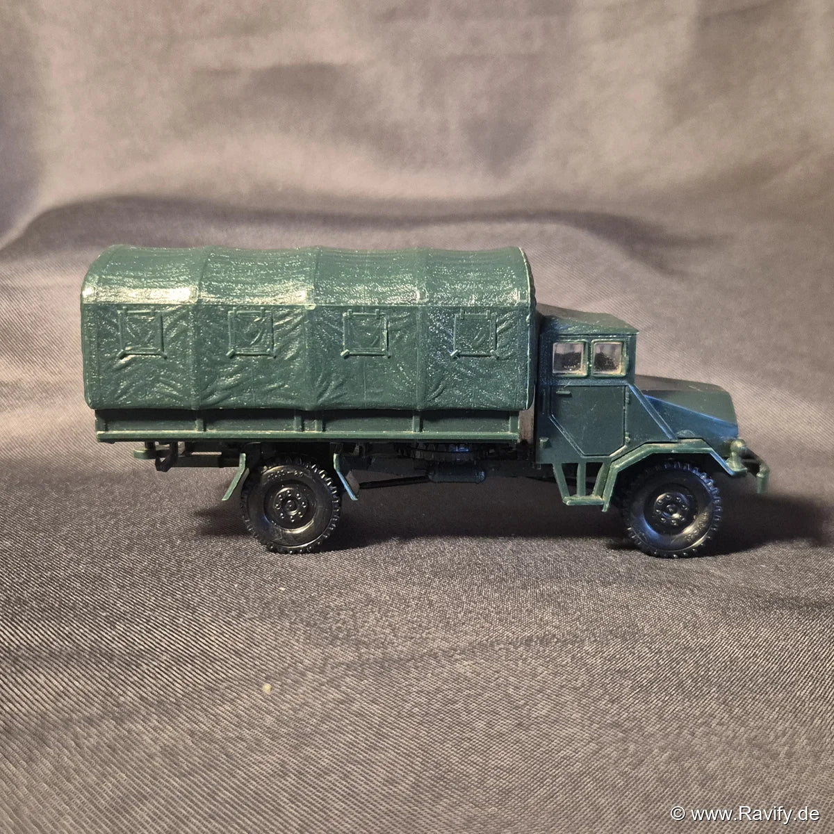 Siku V-Serie V95 3t-Allrad-LKW Seitenansicht links mit Planenstruktur
