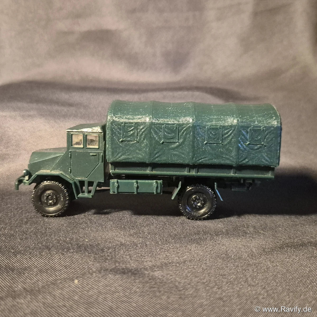 Siku V-Serie V95 3t-Allrad-LKW Seitenansicht rechts mit Profilreifen